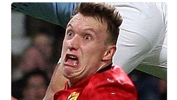 Satu lagi olok-olok ke arah Jones, mengaitkan aksi gol bunuh dirinya dan salah satu ekspresi unik wajahnya dalam sebuah pertandingan. (Foto: Internet/Twitter)