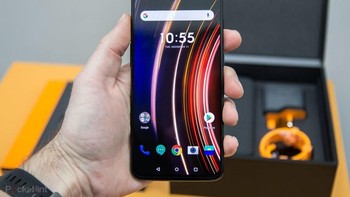 OnePlus 6T adalah salah satu penganut gaya notch berbentuk tetesan air. Ukuran notchnya memang lebih kecil, namun di dalamnya hanya bisa menyimpan kamera depan. Foto: Pocket Lint