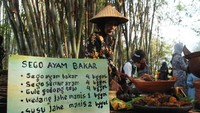Pedagang wanita berpakaian kebaya dengan caping di kepala sedangkan pedagang pria mengenakan Sorjan dan ikat kepala batik dengan tempat berjualan berupa Lincak atau meja bambu. Antara Foto/Anis Efizudin.