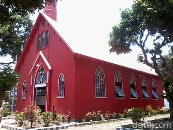 Keunikan gereja merah terletak pada konstruksi bangunannya yang menggunakan sistem knock down atau bongkar pasang (M Rofiq/detikTravel) Keunikan gereja merah terletak pada konstruksi bangunannya yang menggunakan sistem knock down atau bongkar pasang (M Rofiq/detikTravel)