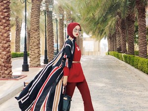 5 Tips Pakai Scarf Ala Dian Pelangi, Pakai Jadi Hijab hingga Ikat Pinggang