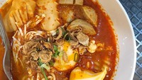 Yang satu ini lokasinya ada di Jalan Tanjung Duren Utara 4 No. 450, Jakarta Barat. Seblaknya bisa diisi dengan beragam topping seperti otak-otak, kangkung, jamur enoki, sosis, dumpling ayam, makaroni, bakso, kikil hingga ceker dan sayap. (Foto: Instagram @seblakwaeatuh)