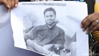 Mereka menuntuk pemerintah untuk memberi perhatian pada penanganan kasus Lion Air JT-610.