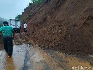 Tebing Gunung Lio Brebes Longsor