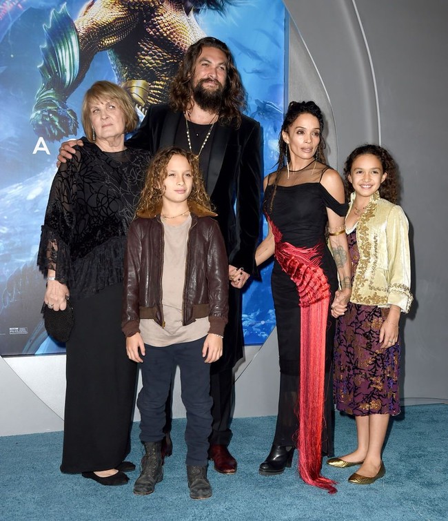 Jason Momoa menghadiri premier film terbarunya, Aquaman, TCL Chinese Theatre, Hollywood, California, AS, Rabu (12/12/2018). Sang bintang utama tak datang sendiri. Ia memboyong serta istrinya, Lisa Bonet, ibu dan kedua anak mereka. Foto: Getty Images