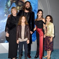 Jason Momoa menghadiri premier film terbarunya, Aquaman, TCL Chinese Theatre, Hollywood, California, AS, Rabu (12/12/2018). Sang bintang utama tak datang sendiri. Ia memboyong serta istrinya, Lisa Bonet, ibu dan kedua anak mereka. Foto: Getty Images