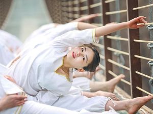 Mengintip Geng Wanita Cantik yang Gemar Yoga di Jembatan Gantung