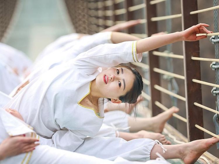 Mengintip Geng Wanita Cantik yang Gemar Yoga di Jembatan Gantung