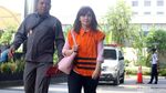 Matching Banget! Tahanan KPK Ini Serba Pink Saat Diperiksa
