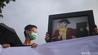 Beberapa dari keluarga membawa serta foto korban.