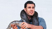Evan Antin merupakan salah satu dokter hewan dari Colorado yang mencuri perhatian dunia. Bukan karena tampannya saja, namun juga karena tingginya jam terbang ke beragam negara untuk mengobati hewan. (dr.evanantin/Instagram)