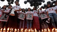 Sejumlah aktivis menggelar aksi solidaritas untuk dua orang wartawan Myanmar dari kantor berita Reuters yang dikriminalisasi oleh pemerintah setempat. Myat Thu Kyaw/Reuters.