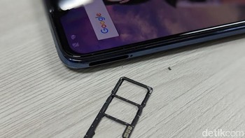 Punya dua slot SIM Card dan satu sllot microSD. Foto: Adi Fida Rahman/detikINET