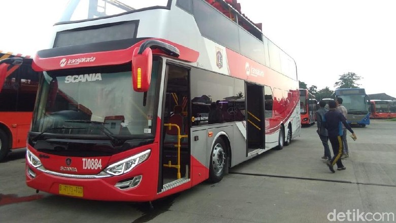 Sebelum Dipakai Pawai Kemenangan Persija, Bus TransJ Dimandikan Sebelum Dipakai Pawai Kemenangan Persija, Bus TransJ Dimandikan