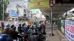 Pintu Perlintasan KA di Roxy Ditutup, Warga Duri Pulo Protes