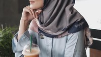 Kalau lagi santai memang enaknya sambil menyeruput es kopi ya. Foto: Instagram @dwihandaanda