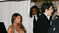 Seperti Jessica Simpson yang ketahuan bergandengan tangan dengan John Mayer pada tahun 2007 lalu. Evan Agostini/Getty Images