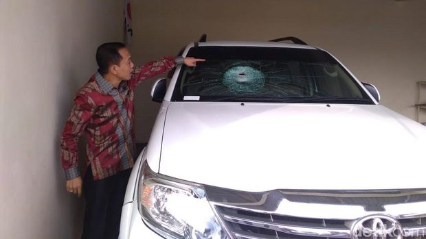 Mobil Ketua Gerindra Kota Semarang dilempar batu. 
