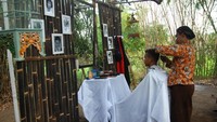 Pasar yang mengangkat kearifan lokal tersebut digagas oleh pemuda setempat dengan tema yang kreatif dan penuh inovasi untuk melihat peluang pasar yang besar. Terbukti dengan banyaknya pengunjung yang datang dari berbagai daerah yang mencapai ribuan orang serial kali pasar ini buka. Antara Foto/Anis Efizudin.