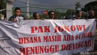 Mereka membawa sejumlah atribut berupa spanduk.