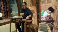 Di museum ini, traveler juga bisa melihat proses pembuatan kesenian ukiran kayu Kudus yang tak kalah dari Jepara. (Akrom/detikTravel)