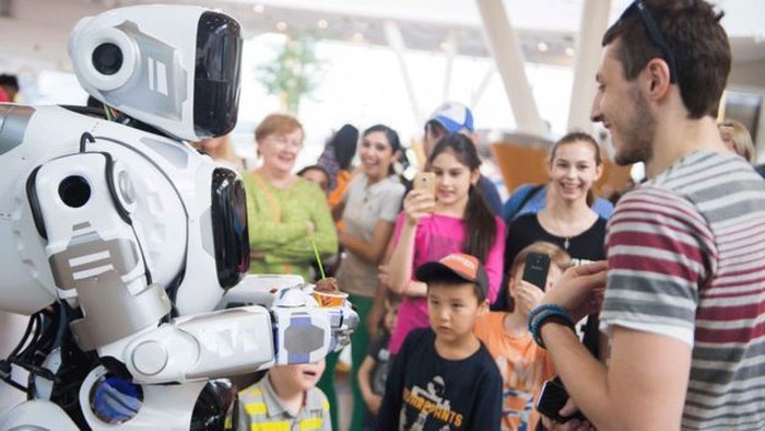 Robot Boris berbicara. Foto: BBC Robot Boris berbicara. Foto: BBC