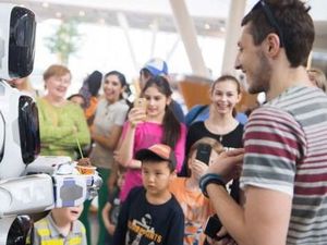 Robot Canggih di Rusia Ternyata Tipuan, di Dalamnya Ada Orang