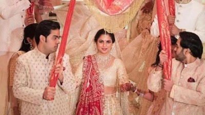 4 Gaya Isha Ambani, Putri Orang Terkaya Asia di Hari Pernikahannya