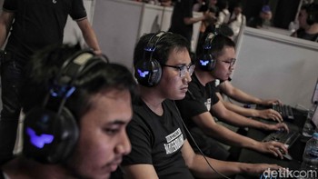 Disebutkan, 16 Finalis tersebut telah tersaring dari 3.000 peserta yang 75% diantaranya merupakan pelanggan IndiHome. Tim tersebut akan saling berebut Chicken Dinner di kompetisi PUBG versi desktop. (Foto: Pradita Utama/detikcom)