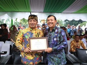 Hari Perkebunan, Bupati Bandung Raih Penghargaan dari Kementan