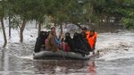 Momen Saat 450 Santri Dievakuasi Karena Banjir