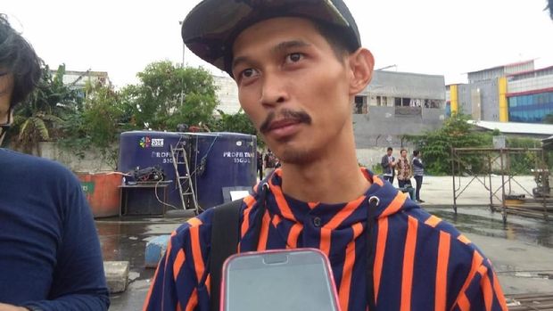 Aksi TransJ-Jakmania Bersihkan Coretan 'JKT DAY' di Bus
