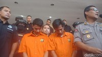 Tim gabungan Polda Metro Jaya menangkap 2 orang tukang parkir pengeroyok anggota TNI Kapten Komarudin dan Pratu Rivonanda di kawasan Ciracas, Jakarta Timur. Foto: Kanavino/detikcom