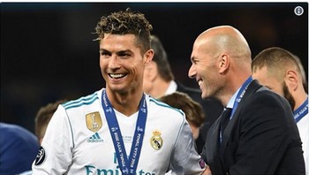 Cristiano Ronaldo dan Zinedine Zidane, yang meninggalkan Madrid di musim panas, kembali dibawa-bawa dalam meme ini. (Foto: Internet/Twitter)