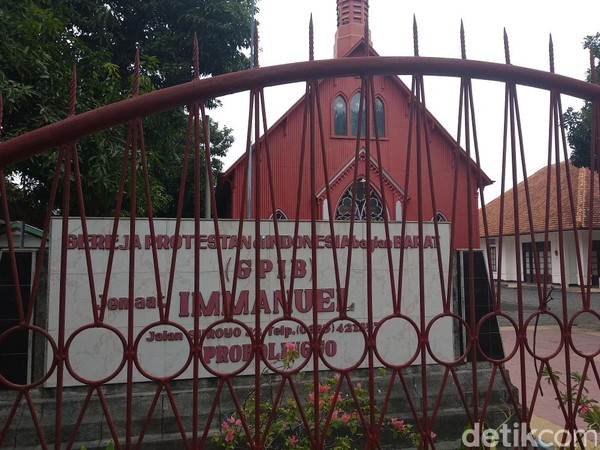 Seiring perkembangan zaman, Gereja Merah kemudian berganti nama jadi Gereja Immanuel (M Rofiq/detikTravel) Seiring perkembangan zaman, Gereja Merah kemudian berganti nama jadi Gereja Immanuel (M Rofiq/detikTravel)