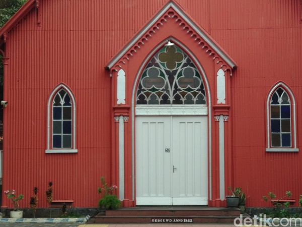 Warga Kota Probolinggo menamainya Gereja Merah . Nyaris seluruh bagian bangunan dicat dengan warna merah (M Rofiq/detikTravel) Warga Kota Probolinggo menamainya Gereja Merah . Nyaris seluruh bagian bangunan dicat dengan warna merah (M Rofiq/detikTravel)