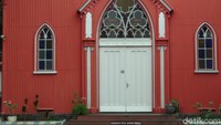 Warga Kota Probolinggo menamainya Gereja Merah . Nyaris seluruh bagian bangunan dicat dengan warna merah (M Rofiq/detikTravel) 