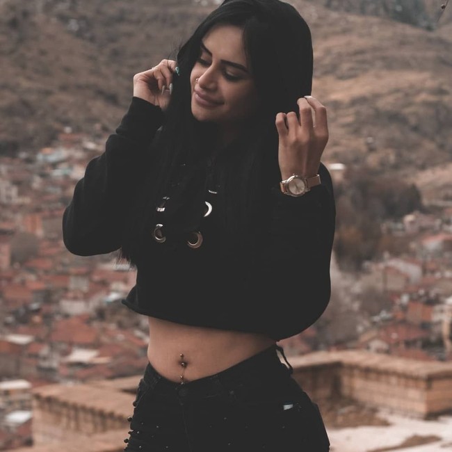 Selebgram Naz Mila menjadi bahan tertawaan ketika ia mengunggah gambar tato barunya di Instagram. Ia pun menghadapi kecaman karena salah menuliskan kata pada tato yang terletak di perut hingga bagian pahanya. Foto: Instagram @nazmila_