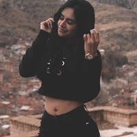 Selebgram Naz Mila menjadi bahan tertawaan ketika ia mengunggah gambar tato barunya di Instagram. Ia pun menghadapi kecaman karena salah menuliskan kata pada tato yang terletak di perut hingga bagian pahanya. Foto: Instagram @nazmila_