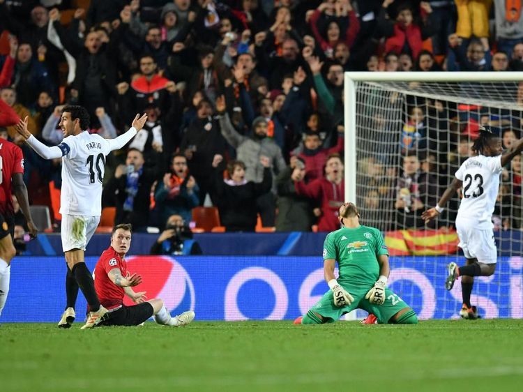 Bikin Gol Bunuh Diri, Phil Jones pun Diserbu Meme