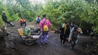 Saat memasuki gerbang pos pendakian, terdengar suara nyaring dari sejumlah penambang yang mengajak para pendaki untuk menggunakan jasa Taksi Pendakian Ijen, Taksi ini bukan mobil atau motor namun berupa troli atau gerobak yang biasa digunakan untuk membawa belerang.