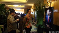 Suasana itu tampak dalam peluncuran buku berjudul Jokowi Menuju Cahaya karya penulis Alberthiene Endah. 