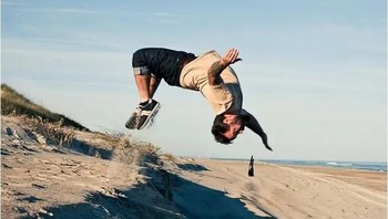 Kacamatanya terlepas saat salto. Foto: devizitat