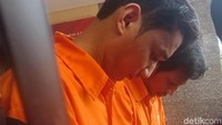 Kedua pelaku ditangkap pada Rabu (12/12) oleh tim gabungan Polda Metro Jaya yang dipimpin oleh Kasubdit Resmob Kompol Handik Zusen, Kasubdit Jatanras AKBP Jerry Siagian dan Kasat Reskrim Polres Jakarta Timur AKBP Ida Ketut. Foto: Kanavino/detikcom