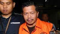 Ia menjadi satu dari 4 orang yang ditetapkan sebagai tersangka kasus korupsi di Dinas Pendidikan dan Kebudayaan Kabupaten Cianjur. Tiga orang lainnya yang ikut terseret perkara korupsi itu diantaranya Bupati Cianjur Irvano Rivano Muchtar, Kepala Dinas Pendidikan Kabupaten Cianjur Cecep Sobandi, dan kakak ipar Irvan, Tubagus Cepy Sethiady.