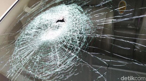 Mobil Ketua Gerindra Kota Semarang dilempar batu. 