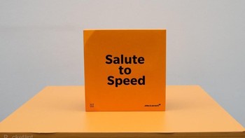 Ini kemasan OnePlus 6T dengan warna orange dan tulisan Salute to Speed. Foto: Pocket Lint
