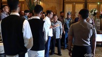 Tak sendiri, Jokowi juga ditemani Wakil Presiden Jusuf Kalla.