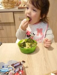Gemas! Gadis Cilik Ini Tolak Cokelat Enak Demi Semangkuk Brokoli Rebus 