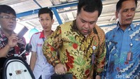 Selain kendaraan roda dua ramah lingkungan, perusahaan listrik itu juga menyediakan dua stasiun pengisian listrik bertenaga surya dan tiga stasiun pengisian listrik.